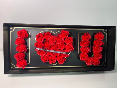 Napis "I♥u" z kwiatów mydlanych w pudełku Deep Love